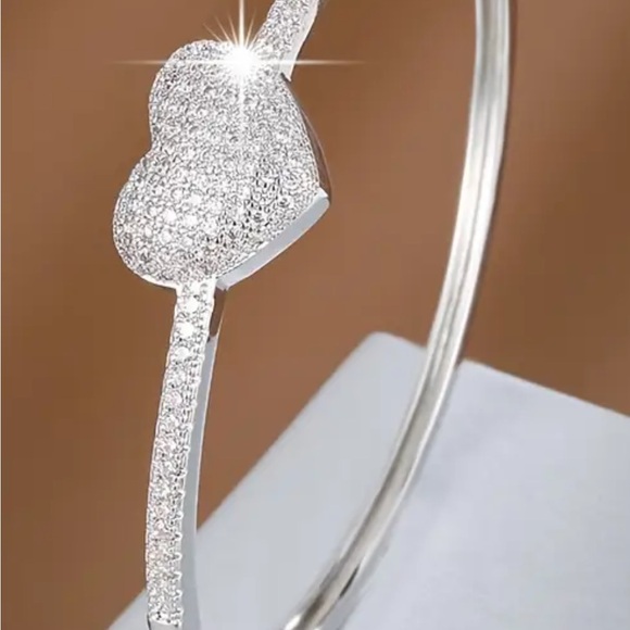 New Silver Heart rhinestone Bracelet - Picture 3 of 3